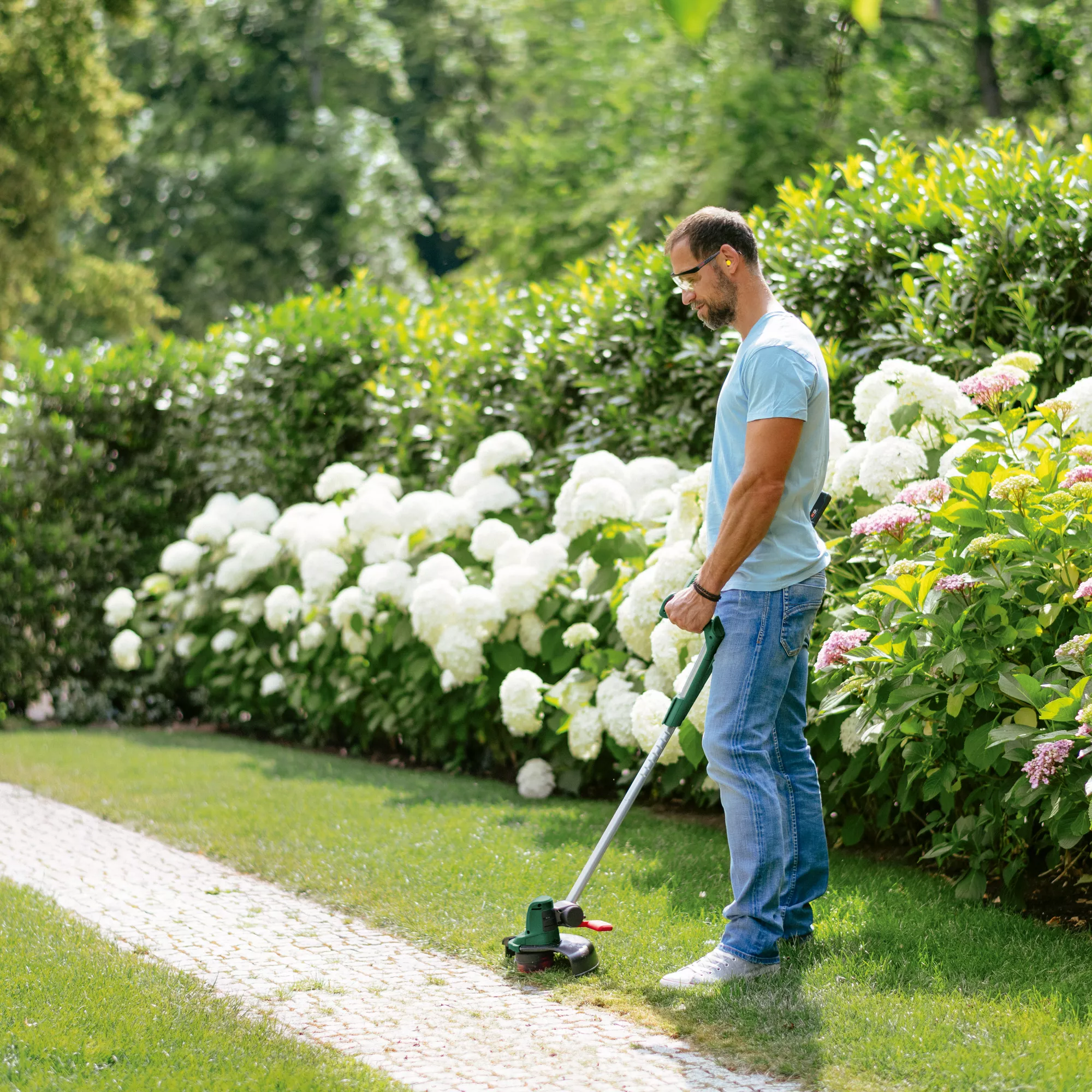 Bosch Power For All 18V 26mm Cordless Grass Trimmer UniversalGrassCut 18-260 2 Bosch Power For All 18V 26mm Cordless Grass Trimmer UniversalGrassCut 18-260 - Image 2