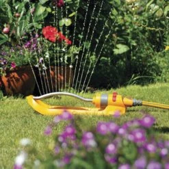 Hozelock Plus Swinging Sprinkler -Garden Outdoor Store hozelock plus swinging sprinkler5010646037679 03bq