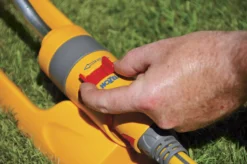 Hozelock Plus Swinging Sprinkler -Garden Outdoor Store hozelock plus swinging sprinkler5010646037679 03i
