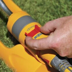Hozelock Plus Swinging Sprinkler -Garden Outdoor Store hozelock plus swinging sprinkler5010646037679 04bq