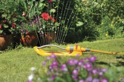 Hozelock Plus Swinging Sprinkler -Garden Outdoor Store hozelock plus swinging sprinkler5010646037679 04i