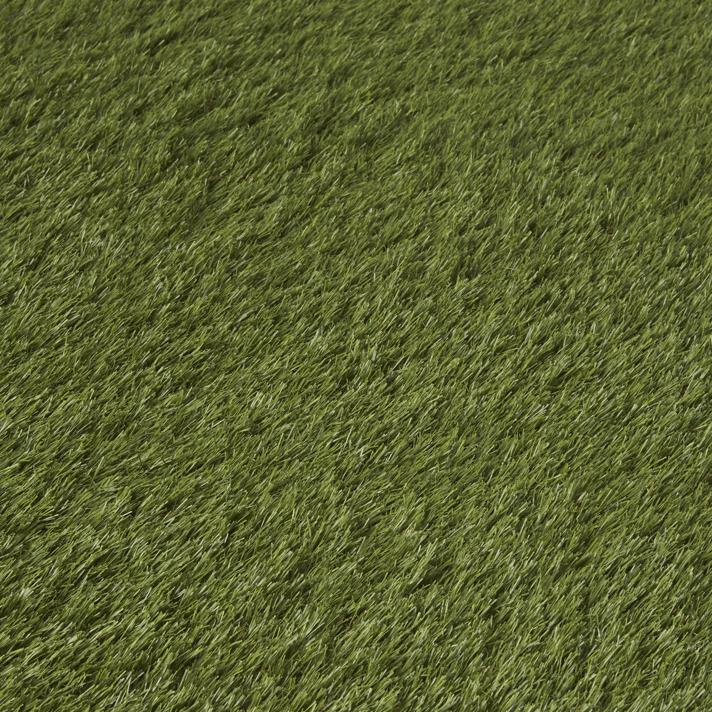 Maple High Density Artificial Grass (L)4m (W)2m (T)39mm 1 Maple High Density Artificial Grass (L)4m (W)2m (T)39mm